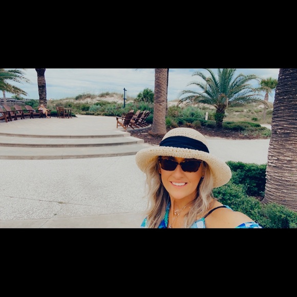 Meet your Posher, Brandy - Picture 5 of 10